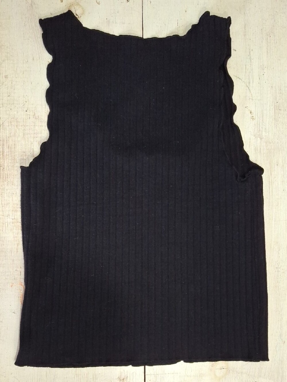 Forever 21 Black Ribbed Button Tank with Lettuce Trim - Picture 2 of 2
